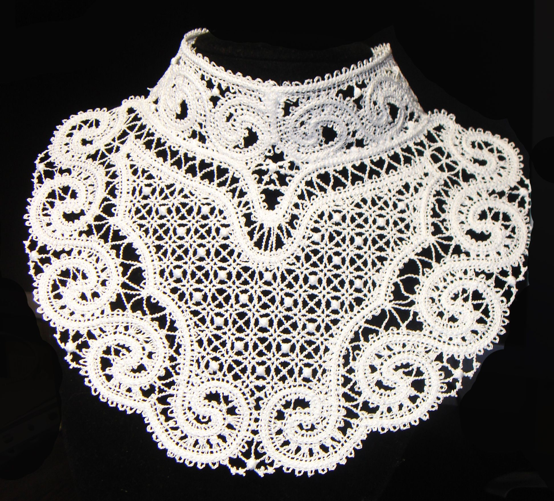 ажурный воротник крючком. кружевной воротничок ирина маркелова. кружевной воротник крючком. вязаные кружевные воротнички. кружево крючок воротник.