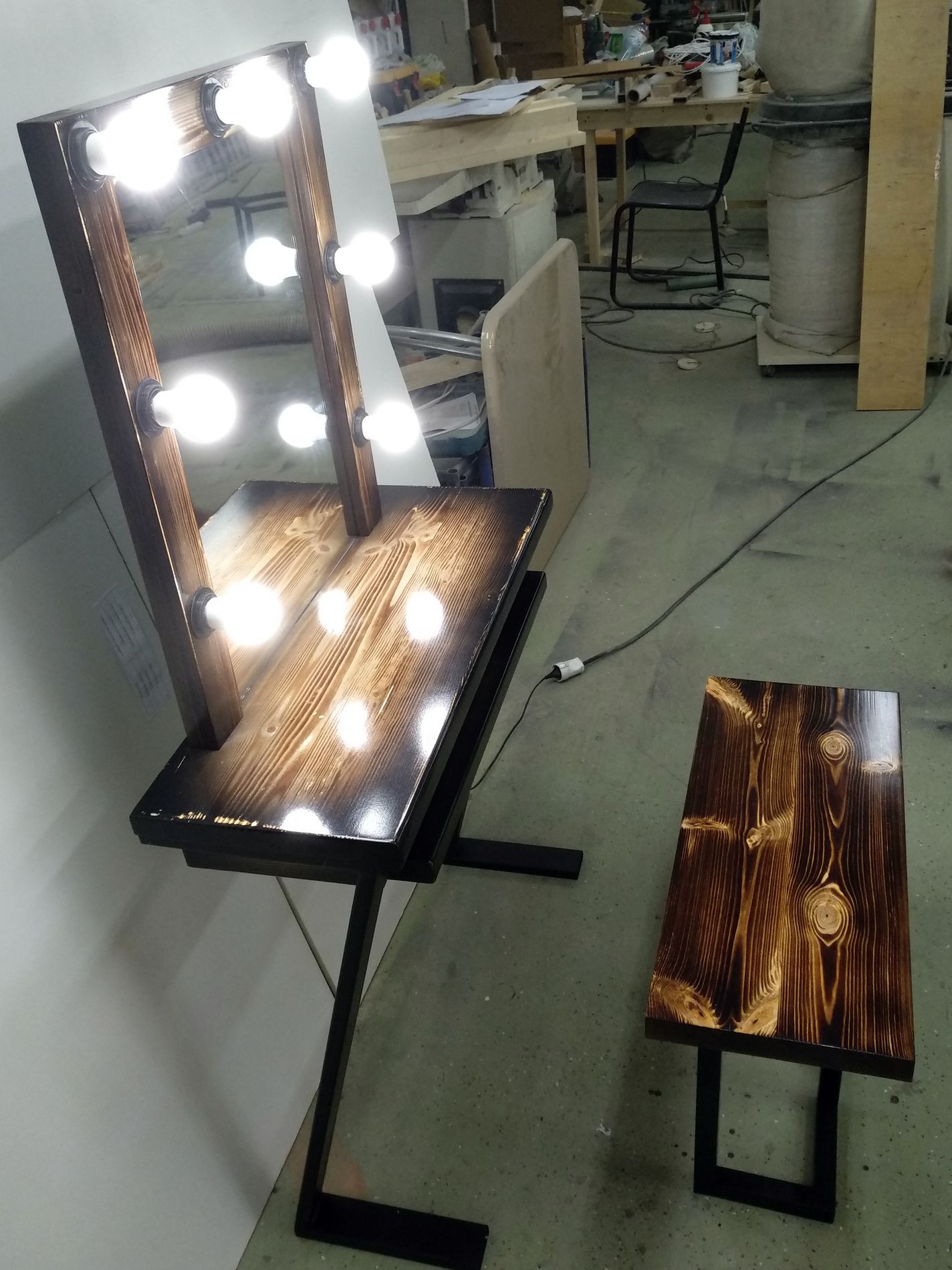 Столик для визажиста с подсветкой