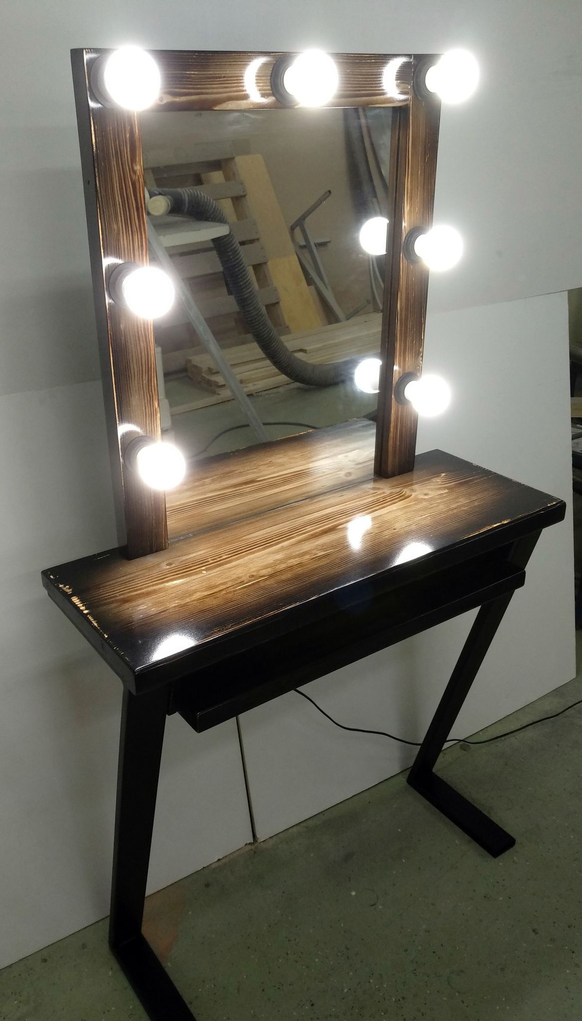 Стол для парикмахера с зеркалом