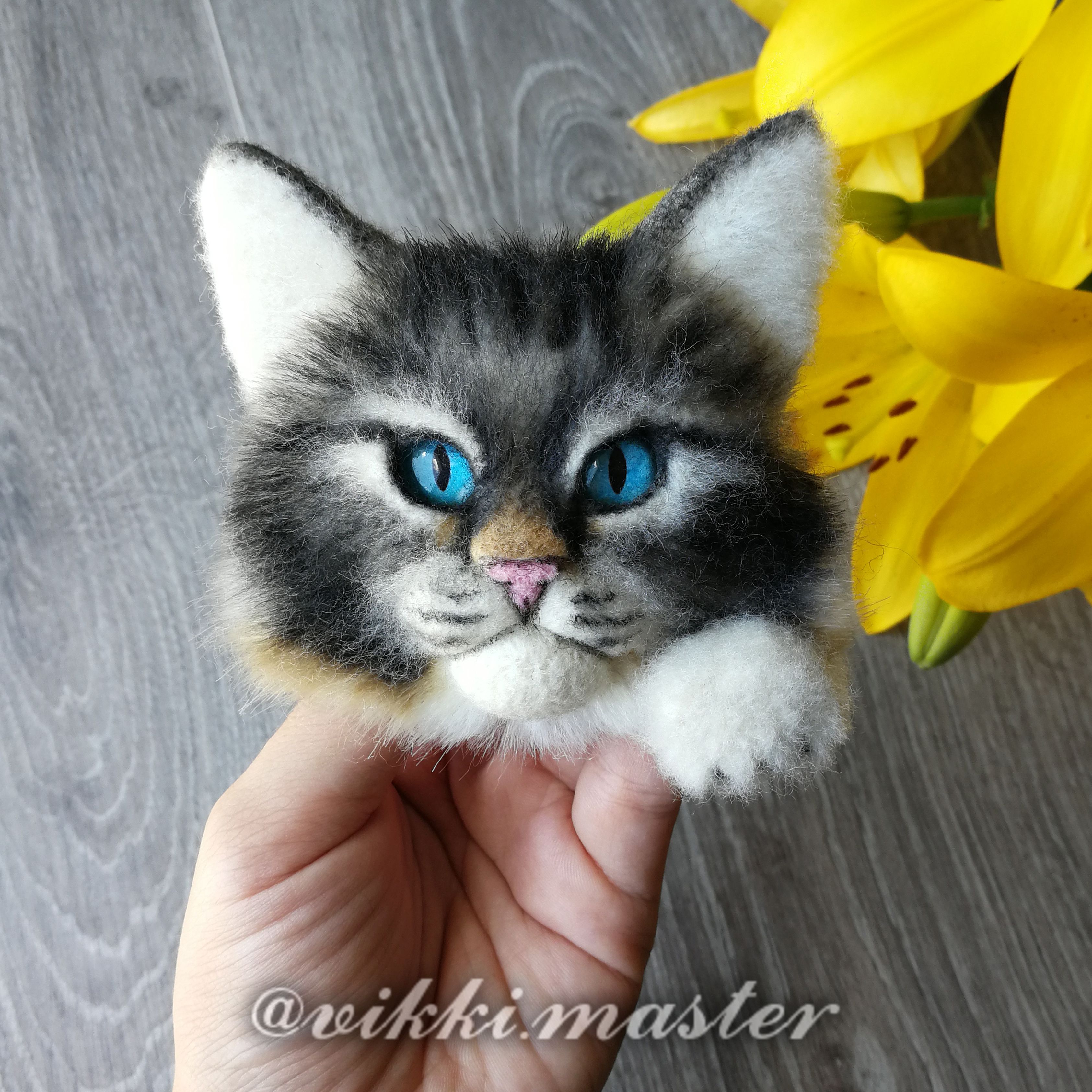 Брошь с котиком