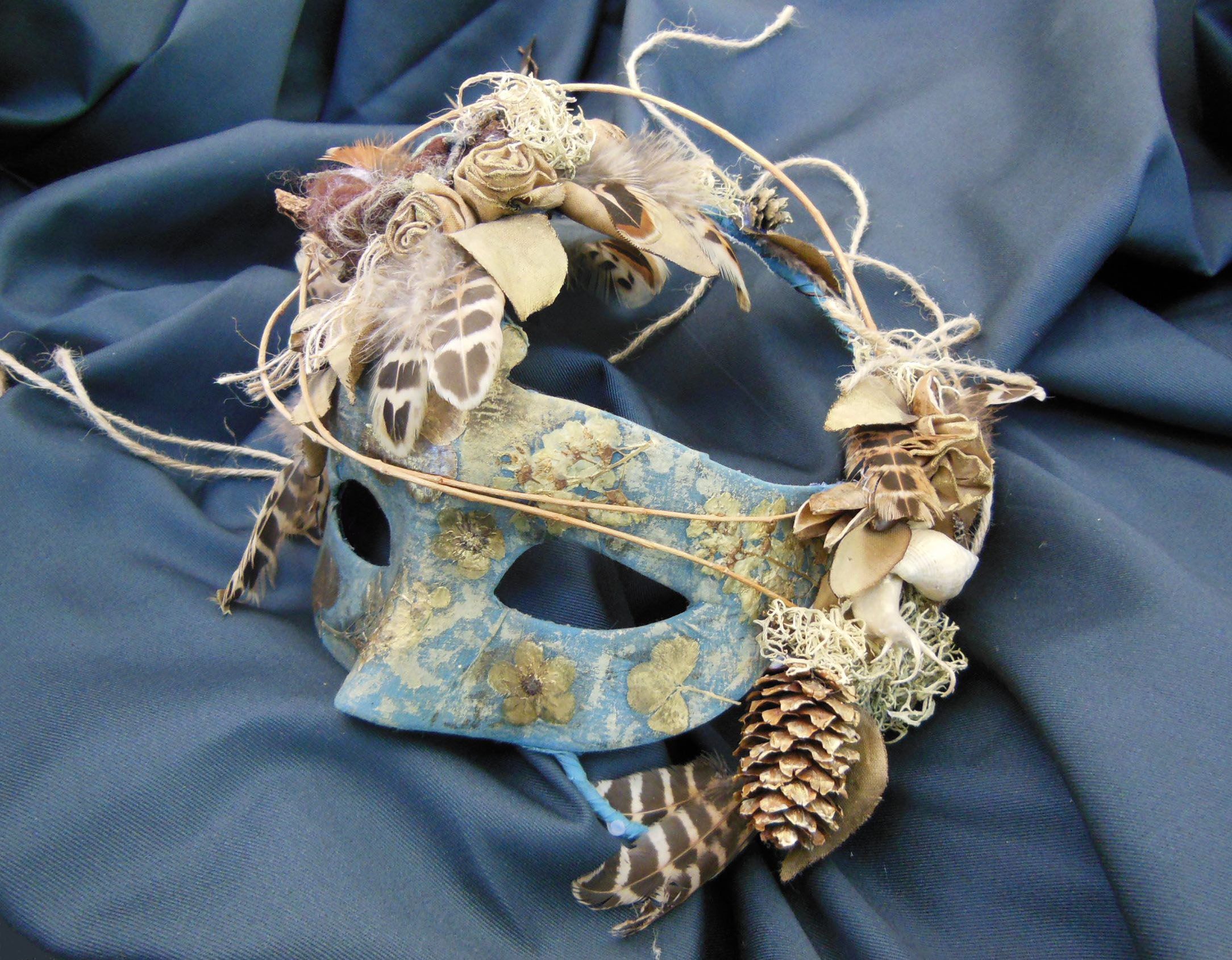 Новогодняя маска своими руками. Карнавальная маска для мальчика. Маска из картона для детей. Маска тор. Сделать маску из материала.