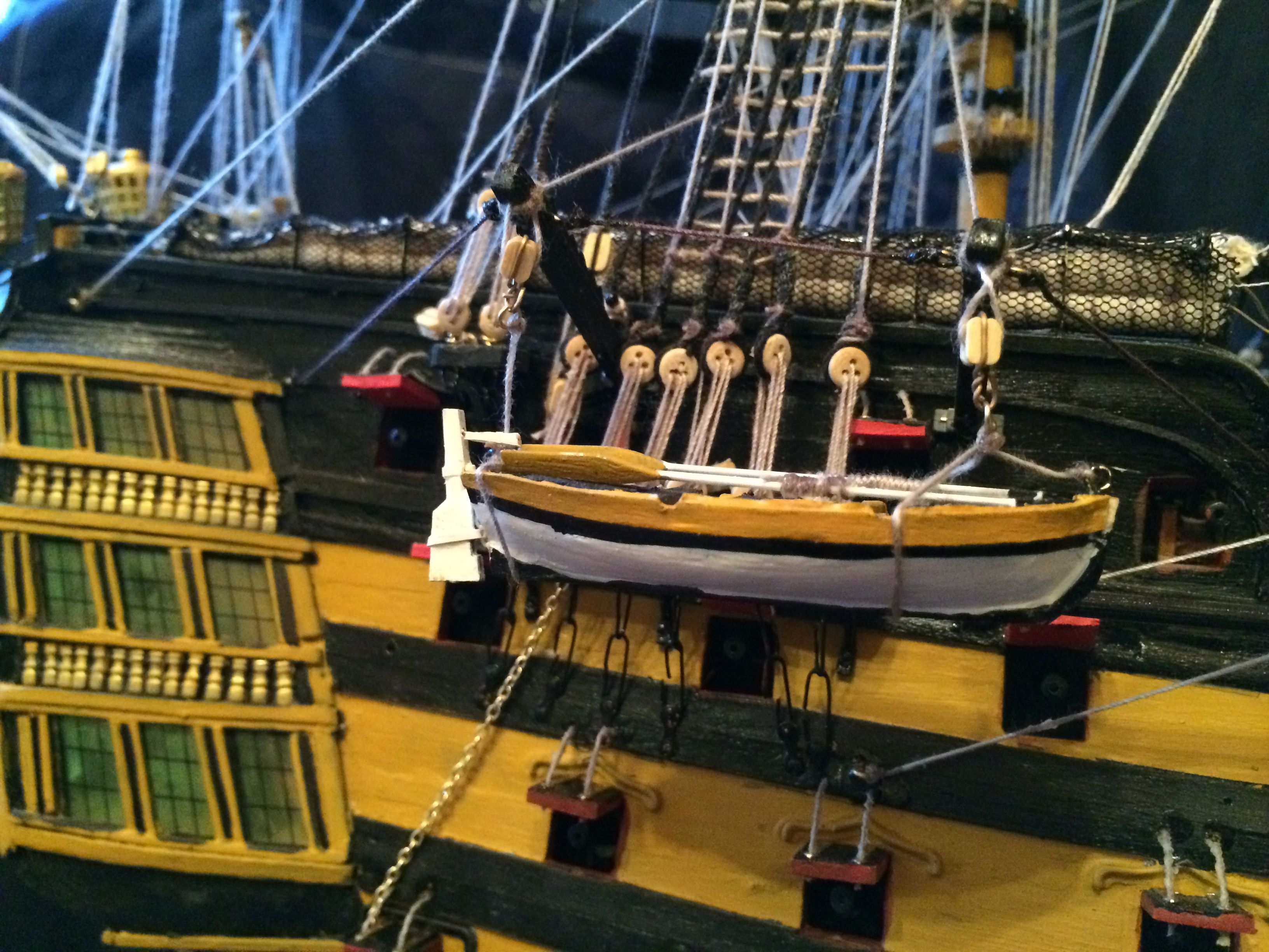 Шлюпка на судне. HMS Victory шлюпка. Шлюпки на парусных кораблях. Шлюпка на корабле. Шлюпка на паруснике.