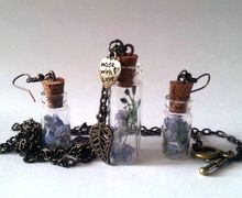 Комплект украшений "Баночки-бутылочки". Серьги и кулон.