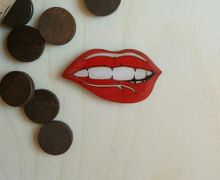 Значок деревянный "Губы"