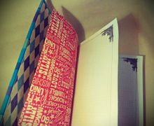 Клетчатый блокнот исполненный в выдержанном английском стиле.