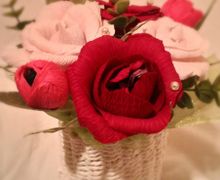 Сладкий мини букетик в кашпо.