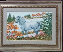 Картина вышитая "Лошадь на поляне"
