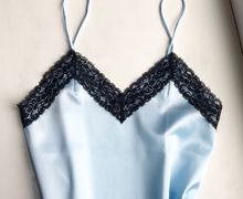 Атласная майка с кружевом