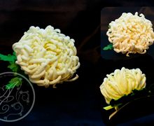 Заколка с цветком хризантемы.