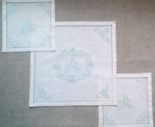 Комплект льняных салфеток с  ручной вышивкой монограммы