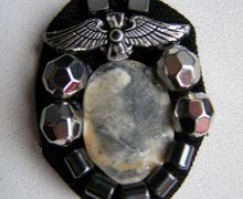 Брошь с перламутром