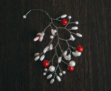 Веточка с коралловыми бусинами