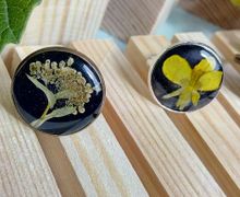 Кольца с "живыми" цветами.