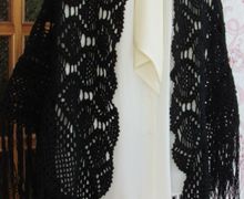 Шаль вязаная крючком Черный ажур.