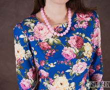 Женское платье длины макси из яркой джинсы.