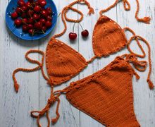 Купальник бикини из рыжей пряжи