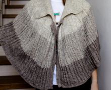 Вязаная накидка на плечи