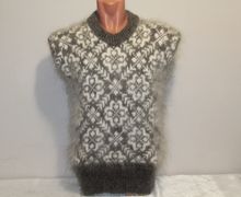 Пуховый вязаный жилет "Цветочек с веточкой"