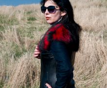 ЯРКИЙ ЖИЛЕТ ИЗ КОЖИ С ПЕСЦОМ