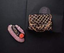 Set of brooches pink hat with a flower and a black handbag on a chain.
