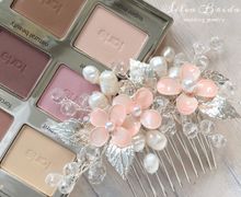 Гребень с цветами пудрового цвета