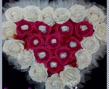 Сердце из 25 роз с конфетами рафаэлло.