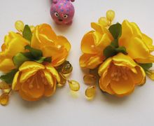 Пара заколок для волос.