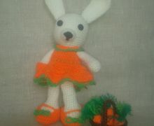 Зайка с морковкой