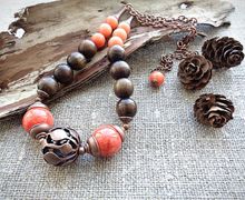 Крупные бусы из кораллов и дерева