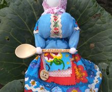 Интерьерная кукла-помошница на кухне