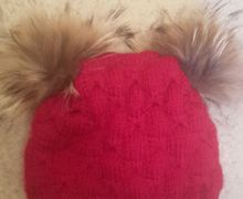 Шапка для девочки с меховыми помпонами на флисовой подкладке.