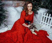 Длинное красное платье с приспущенными плечами