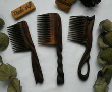 Расческа деревянная резная с ручкой " Красное дерево "