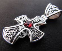 Серебряный кельтский крест с натуральным гранатом