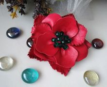 Брошь "Красный цветок"