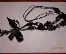 украшение из бусин и шнура