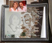 Портрет на зеркале в гравировке