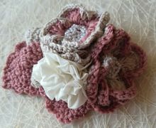 вязанная брошь