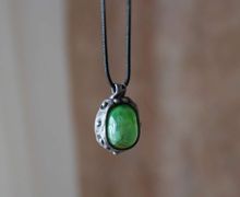 Авторский кулон с декоративным стеклом.