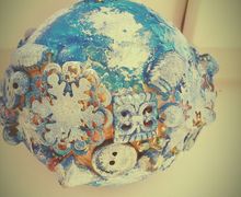 брался обычный елочный шарик ажур и все что в доме не нужно пуговицы макароны разбитый шарик елочный