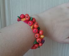 Браслет из ягод ручной работы