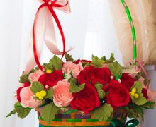 букет из 55 роз в корзине