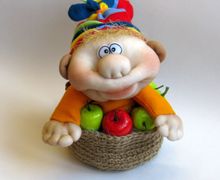 Гном (гномик) кукла чулочная в яблочной корзинке