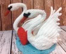 Пара белых лебедей.