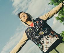 Свитшот с ручной росписью по мотивам работ Жана Моро