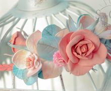 Греческая повязка с цветочным мотивом.