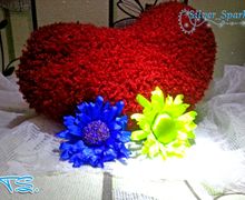 Необычный цветок из атласных лент