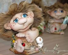 Забавный малышок в мешочке