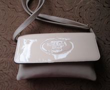 клатч кожаный prada на длинном ремне