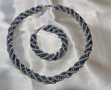 Комплект: ожерелье и браслет из стекляруса и бисера